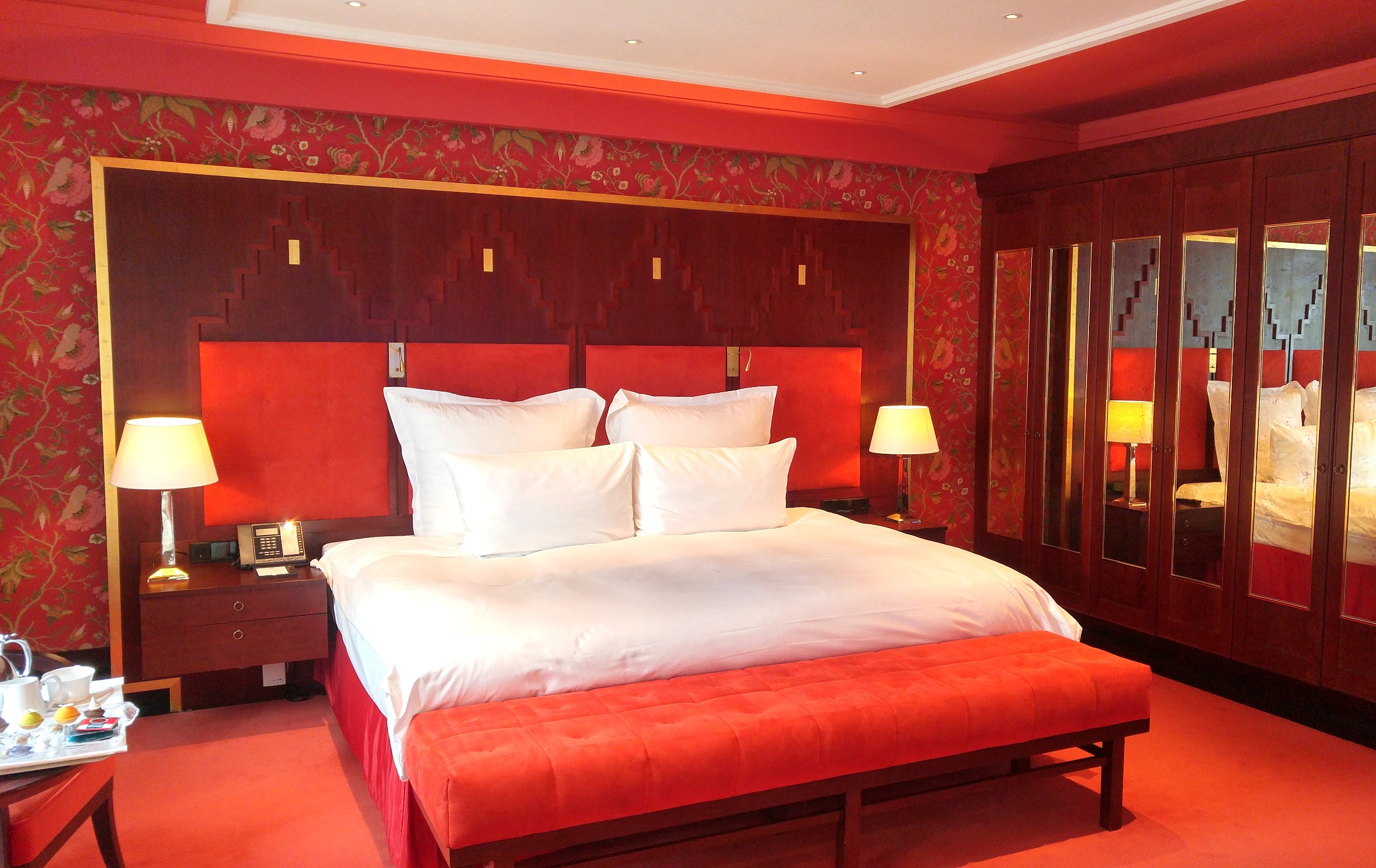 Kingsize bed in Junior Suite at De L'Europe Amsterdam by night